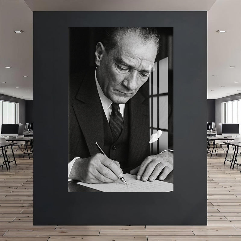 Yazı Yazarken Atatürk Cam Tablo – Cam Tablo