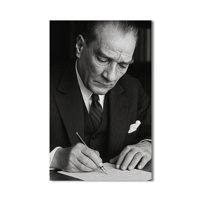 Yazı Yazarken Atatürk Cam Tablo – Cam Tablo