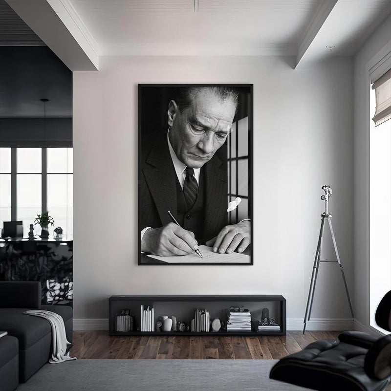 Yazı Yazarken Atatürk Cam Tablo – Siyah Çerçeveli Cam Tablo