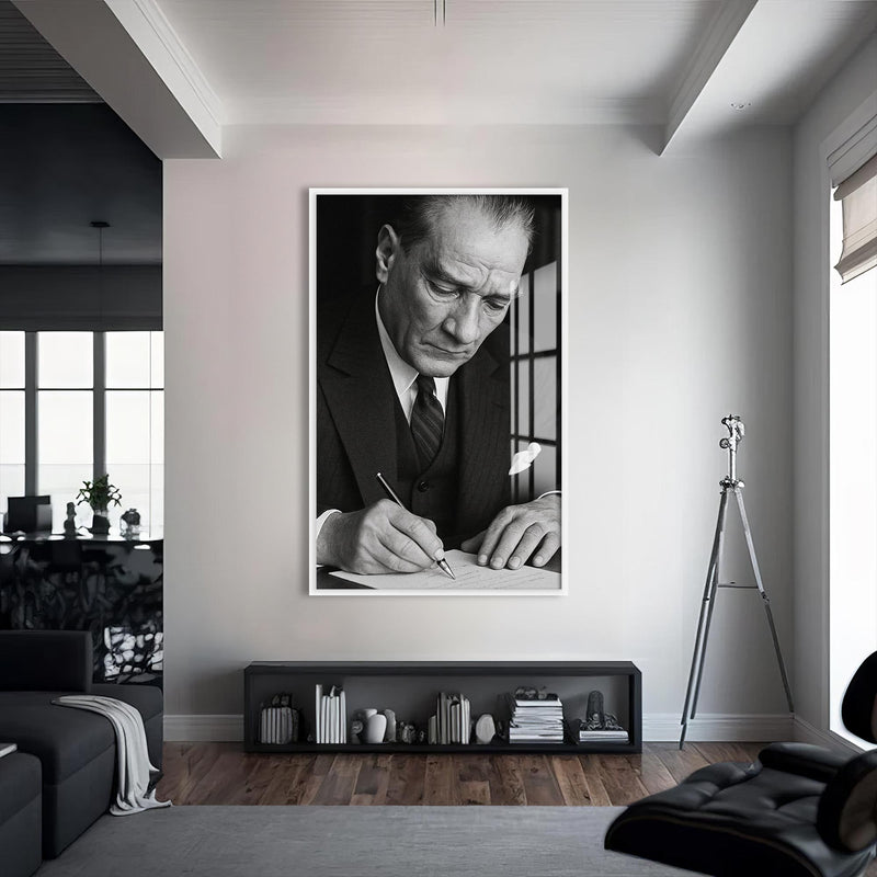 Yazı Yazarken Atatürk Cam Tablo – Beyaz Çerçeveli Cam Tablo