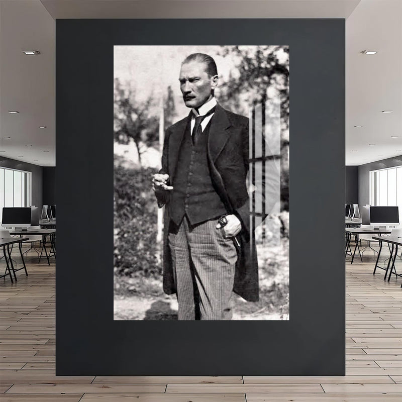 Çizgili Pantolonlu Atatürk Cam Tablo – Cam Tablo