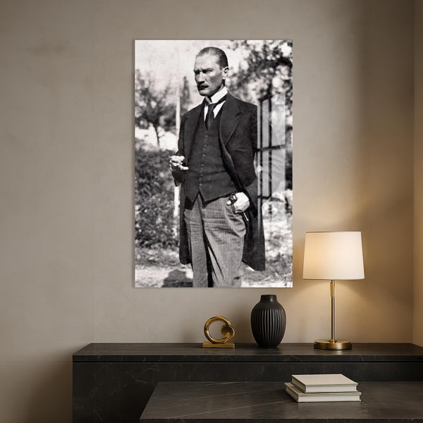 Çizgili Pantolonlu Atatürk Cam Tablo