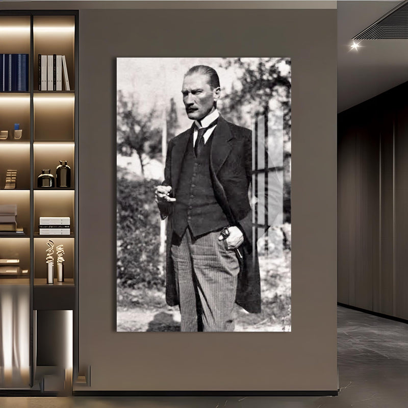 Çizgili Pantolonlu Atatürk Cam Tablo – Cam Tablo