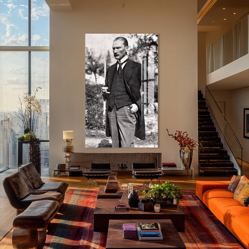 Çizgili Pantolonlu Atatürk Cam Tablo – Cam Tablo