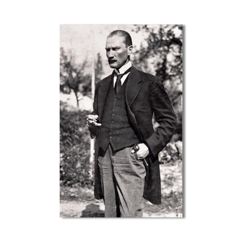 Çizgili Pantolonlu Atatürk Cam Tablo – Cam Tablo