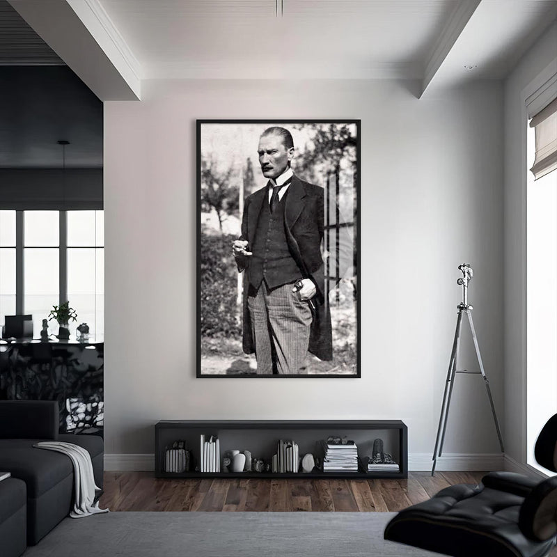 Çizgili Pantolonlu Atatürk Cam Tablo – Siyah Çerçeveli Cam Tablo
