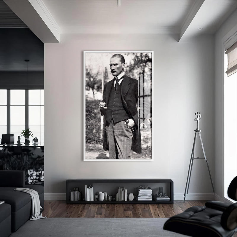 Çizgili Pantolonlu Atatürk Cam Tablo – Beyaz Çerçeveli Cam Tablo