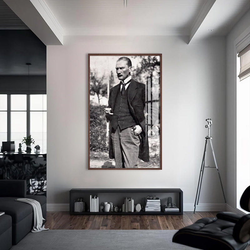Çizgili Pantolonlu Atatürk Cam Tablo – Ceviz Çerçeveli Cam Tablo
