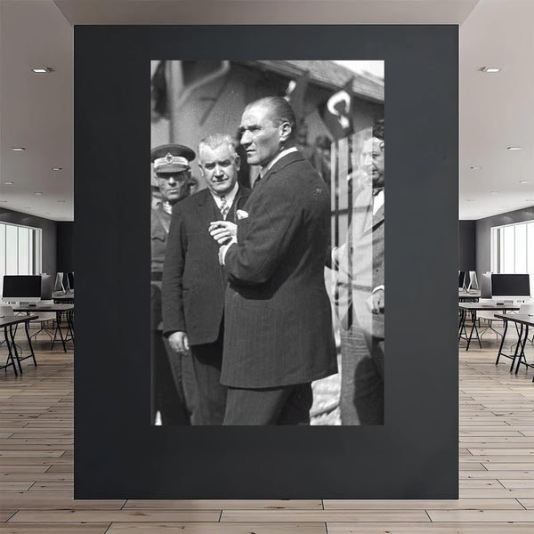 Kalabalık Önünde Atatürk Cam Tablo