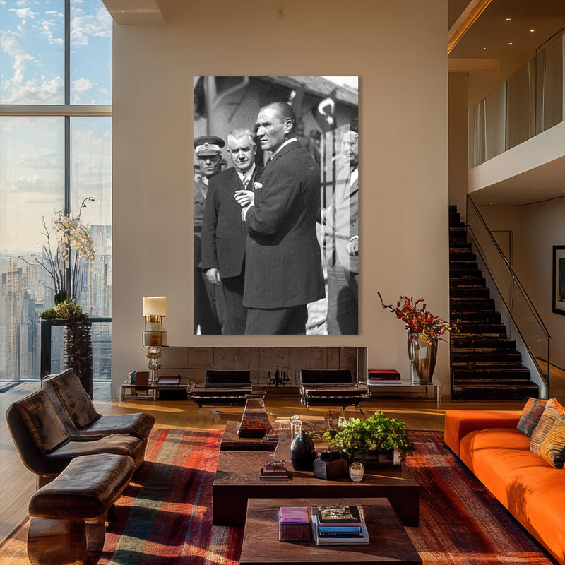 Kalabalık Önünde Atatürk Cam Tablo – Cam Tablo