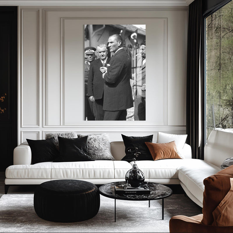 Kalabalık Önünde Atatürk Cam Tablo – Cam Tablo