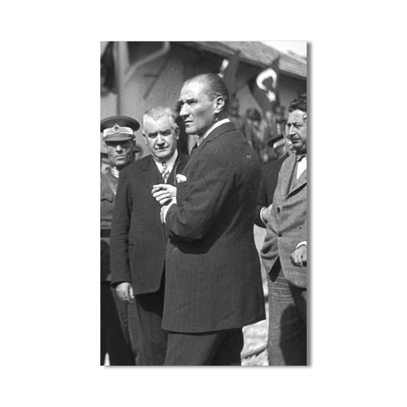 Kalabalık Önünde Atatürk Cam Tablo – Cam Tablo