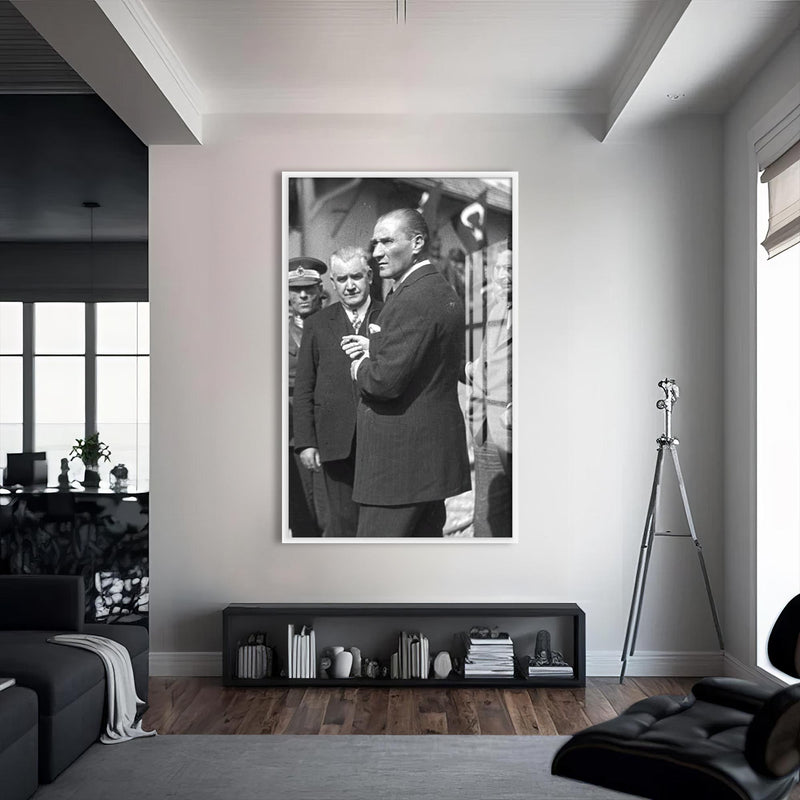 Kalabalık Önünde Atatürk Cam Tablo – Beyaz Çerçeveli Cam Tablo