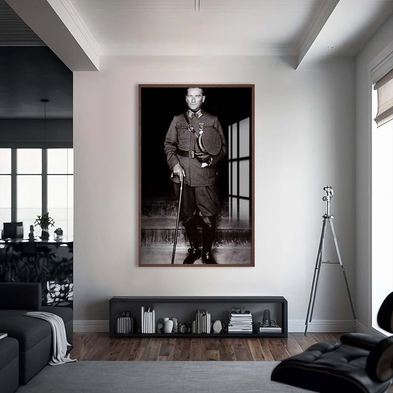 Atatürk Portresi Cam Tablo – Ceviz Çerçeveli Cam Tablo