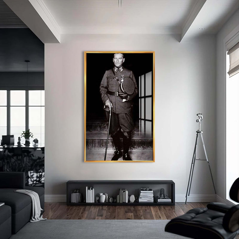 Atatürk Portresi Cam Tablo – Altın Çerçeveli Cam Tablo