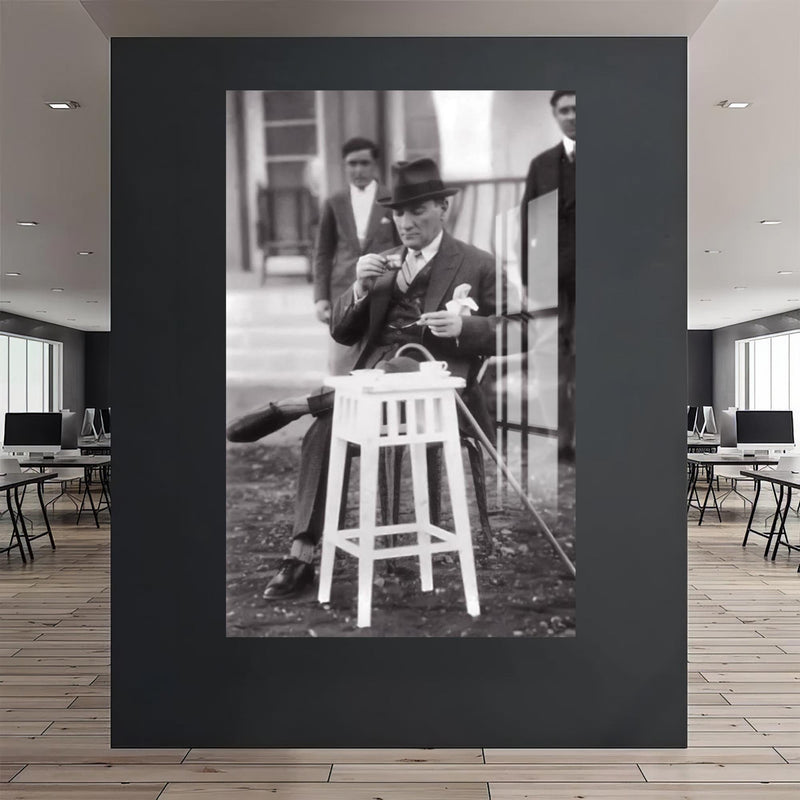 Otururken Atatürk Cam Tablo – Cam Tablo