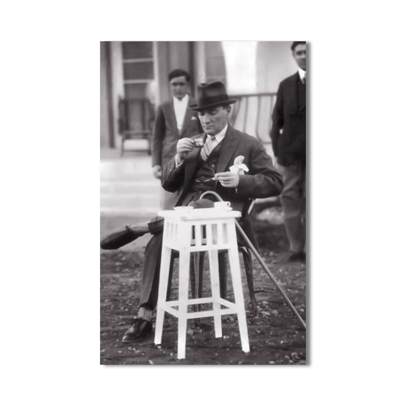 Otururken Atatürk Cam Tablo – Cam Tablo