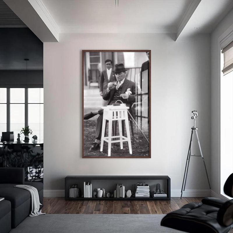 Otururken Atatürk Cam Tablo – Ceviz Çerçeveli Cam Tablo