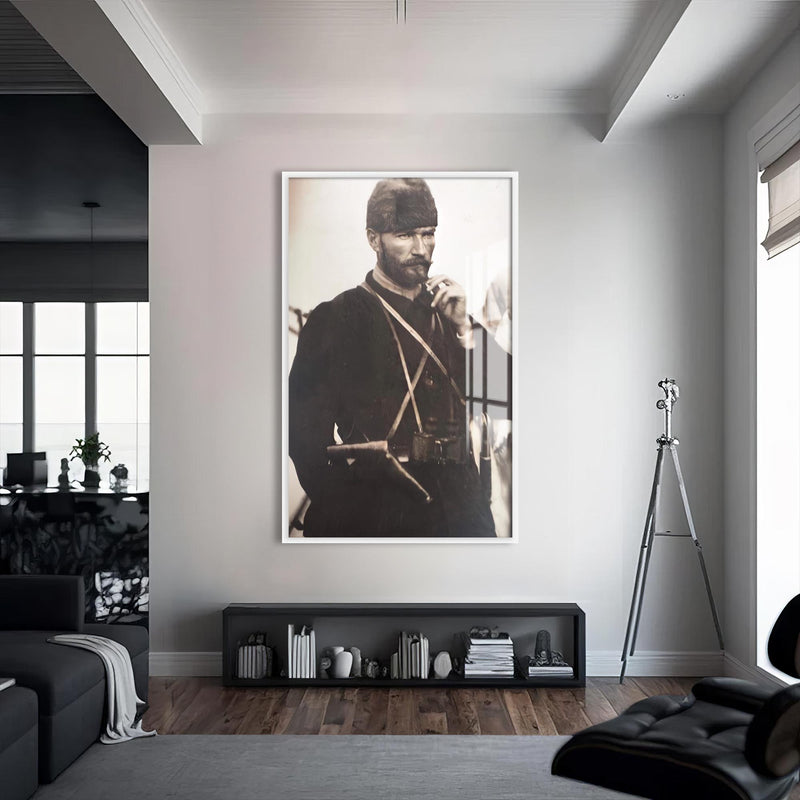 Atatürk’ün Direniş Anı Cam Tablo – Beyaz Çerçeveli Cam Tablo