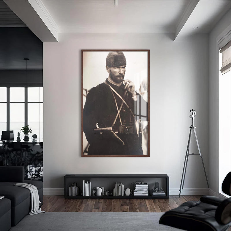 Atatürk’ün Direniş Anı Cam Tablo – Ceviz Çerçeveli Cam Tablo