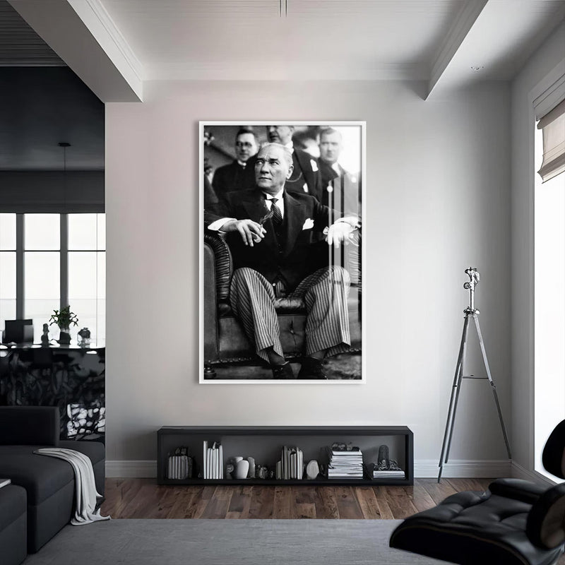 Koltukta Atatürk Cam Tablo – Beyaz Çerçeveli Cam Tablo