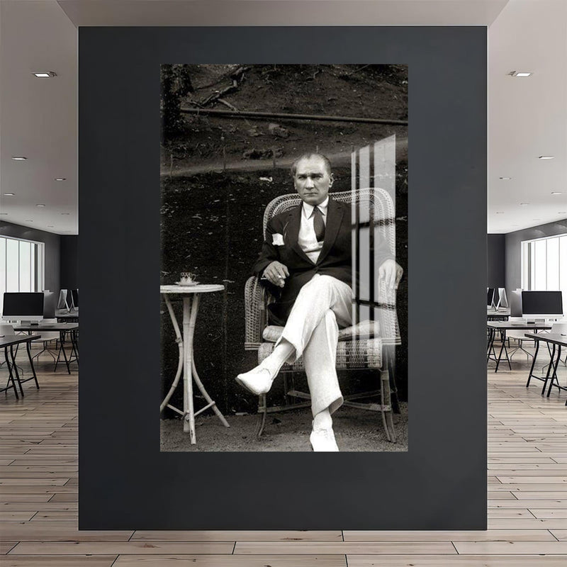 Bahçede Atatürk Cam Tablo – Cam Tablo