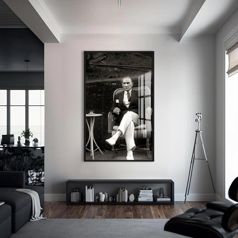 Bahçede Atatürk Cam Tablo – Siyah Çerçeveli Cam Tablo