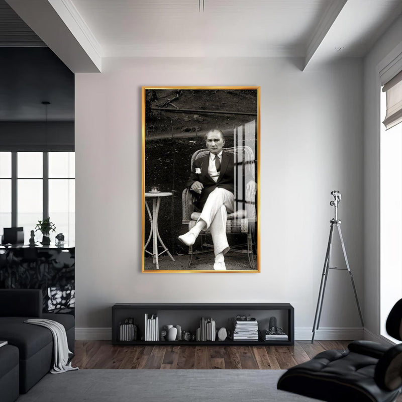 Bahçede Atatürk Cam Tablo – Altın Çerçeveli Cam Tablo
