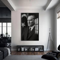 Bayrak Önü Atatürk Cam Tablo – Siyah Çerçeveli Cam Tablo