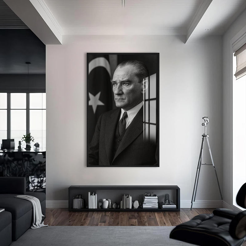 Bayrak Önü Atatürk Cam Tablo – Siyah Çerçeveli Cam Tablo