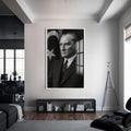 Bayrak Önü Atatürk Cam Tablo – Beyaz Çerçeveli Cam Tablo