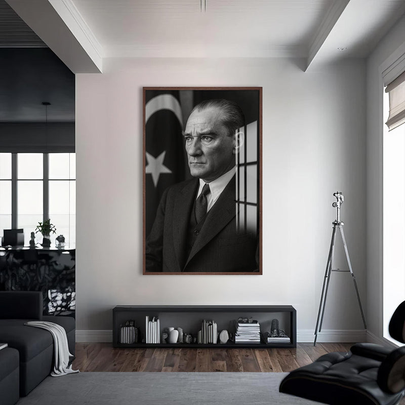 Bayrak Önü Atatürk Cam Tablo – Ceviz Çerçeveli Cam Tablo