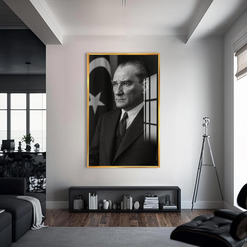 Bayrak Önü Atatürk Cam Tablo – Altın Çerçeveli Cam Tablo