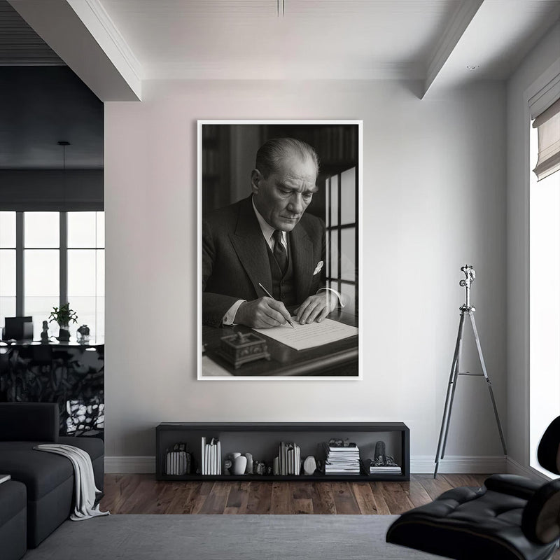İmza Masasında Atatürk Cam Tablo – Beyaz Çerçeveli Cam Tablo