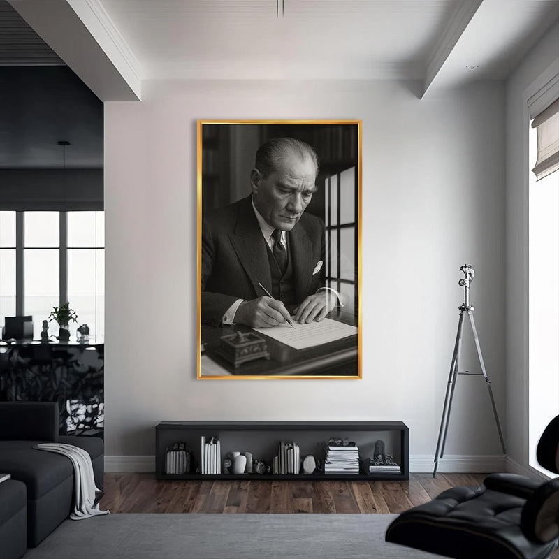 İmza Masasında Atatürk Cam Tablo – Altın Çerçeveli Cam Tablo