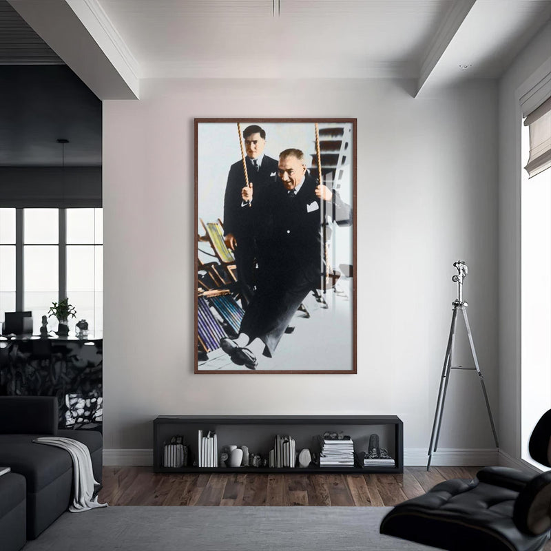 Salıncakta Atatürk Cam Tablo – Ceviz Çerçeveli Cam Tablo