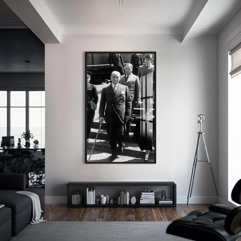 Çocukla Atatürk Cam Tablo – Siyah Çerçeveli Cam Tablo