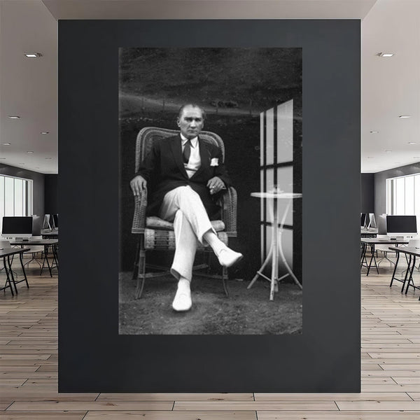 Oturan Atatürk Cam Tablo