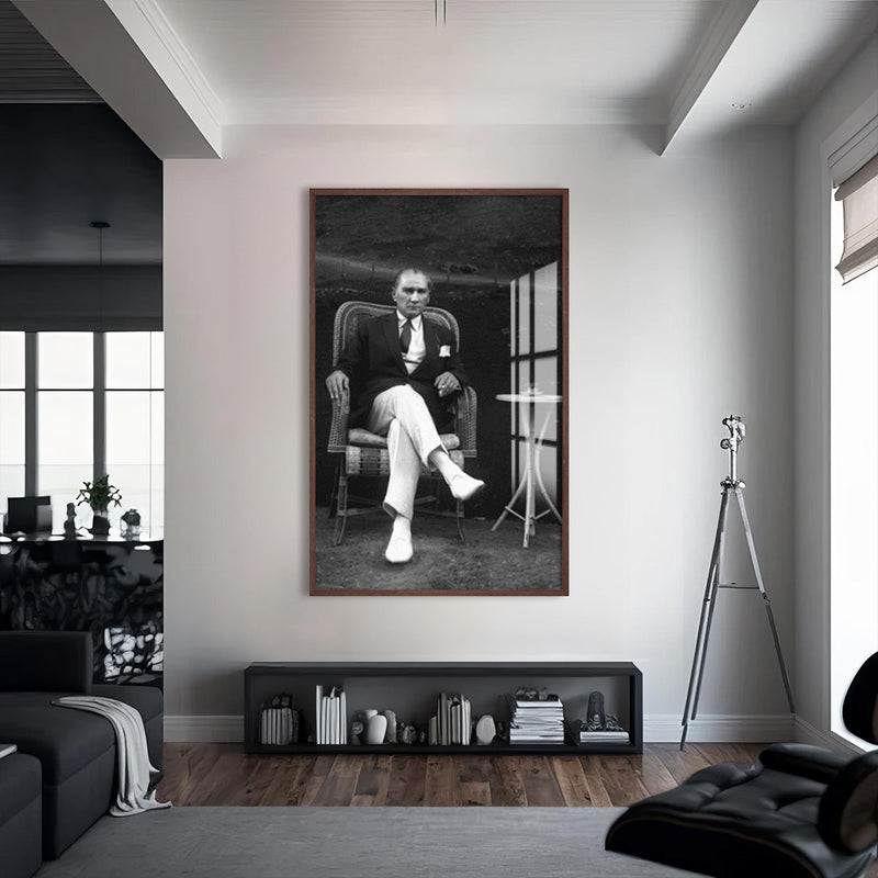 Oturan Atatürk Cam Tablo – Ceviz Çerçeveli Cam Tablo