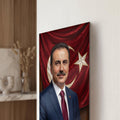 Türk Lideri Bayrak Portre Cam Tablo Ortam Görseli