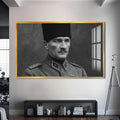 Askerî Üniformalı Atatürk Cam Tablo – Altın Çerçeveli Cam Tablo