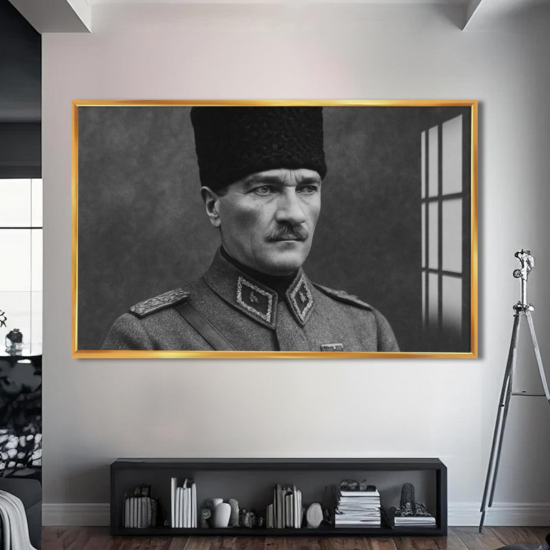 Askerî Üniformalı Atatürk Cam Tablo – Altın Çerçeveli Cam Tablo