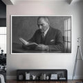 Kitap Okuyan Atatürk Cam Tablo – Beyaz Çerçeveli Cam Tablo