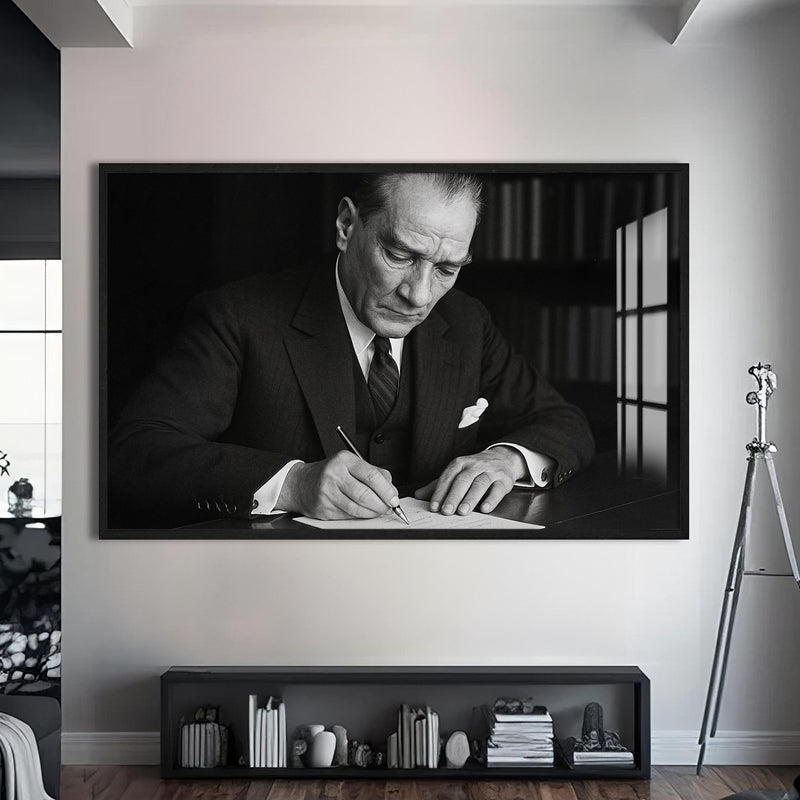 İmza Atan Atatürk Cam Tablo – Siyah Çerçeveli Cam Tablo