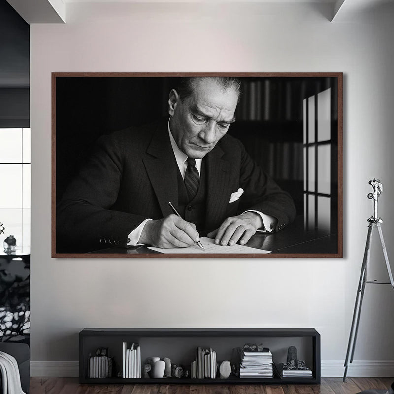 İmza Atan Atatürk Cam Tablo – Ceviz Çerçeveli Cam Tablo