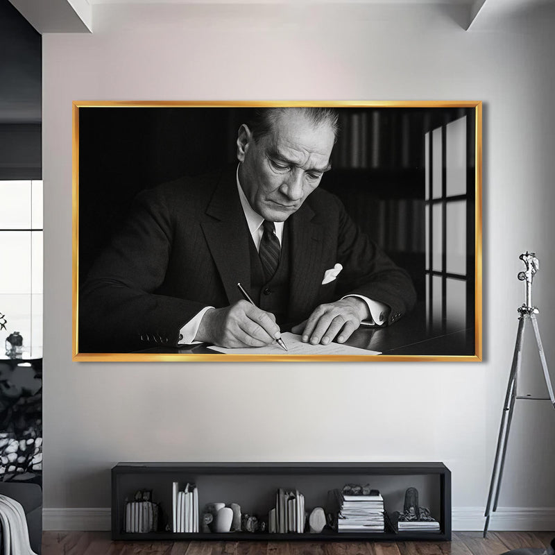 İmza Atan Atatürk Cam Tablo – Altın Çerçeveli Cam Tablo