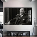 Koltukta Atatürk Cam Tablo – Siyah Çerçeveli Cam Tablo