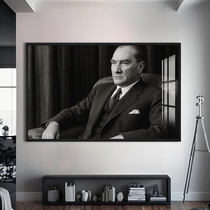 Koltukta Atatürk Cam Tablo – Siyah Çerçeveli Cam Tablo