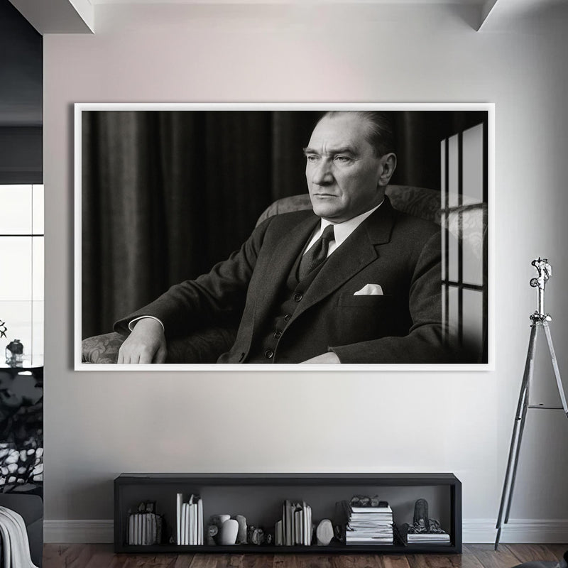 Koltukta Atatürk Cam Tablo – Beyaz Çerçeveli Cam Tablo