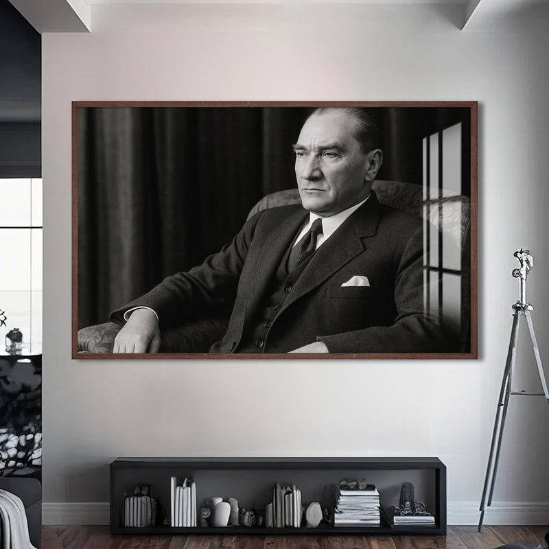 Koltukta Atatürk Cam Tablo – Ceviz Çerçeveli Cam Tablo